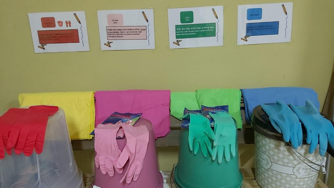 Okulum Temiz Projesi kapsamında  Enfeksiyon Önleme ve Kontrol Eylem Planına göre okulumuzda renk kodlarına göre eldiven kova bez kullanımı.